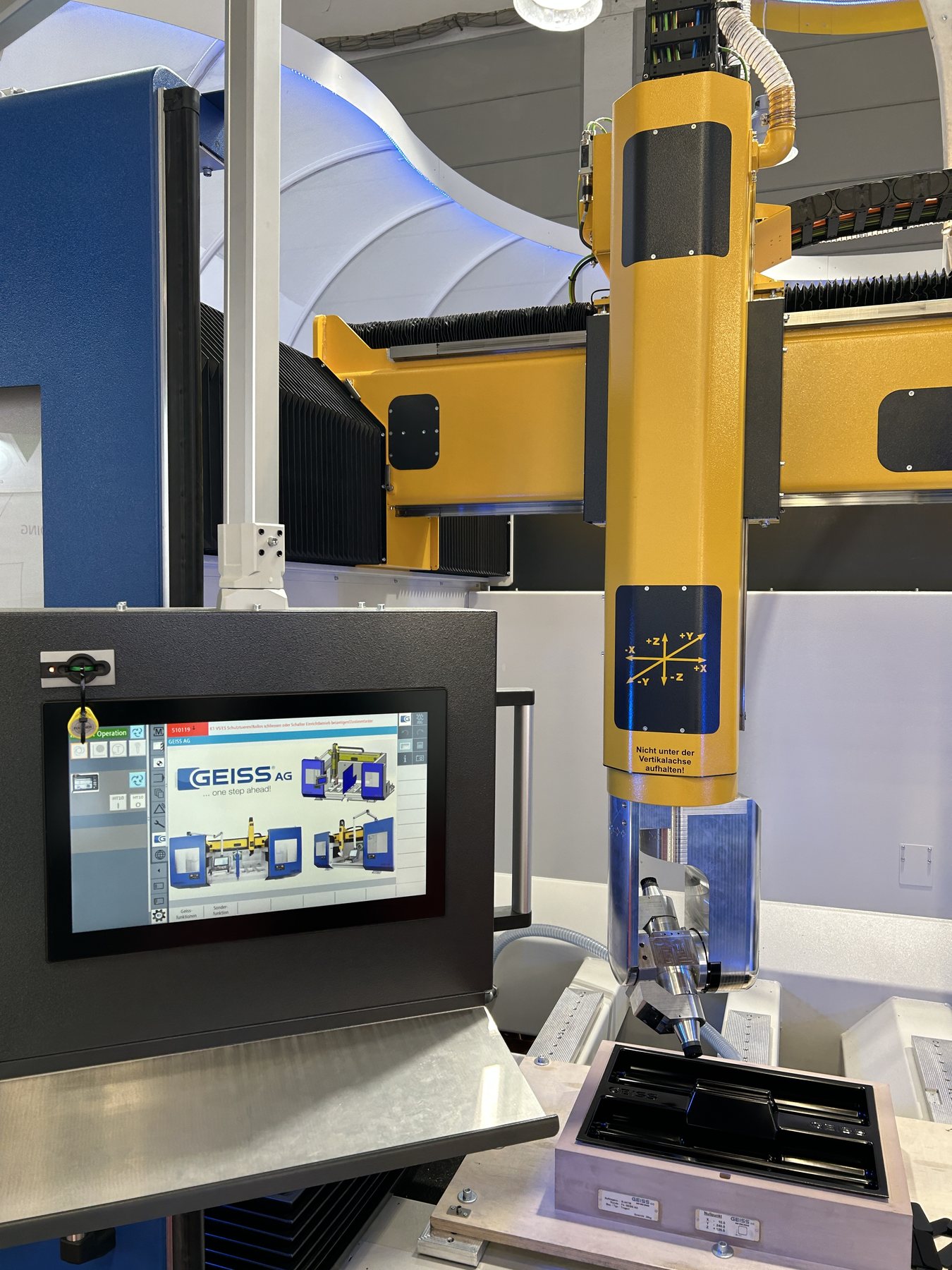 CNC10 Fräsmaschine — 5-Achs-Vertikalachse mit Werkstück
