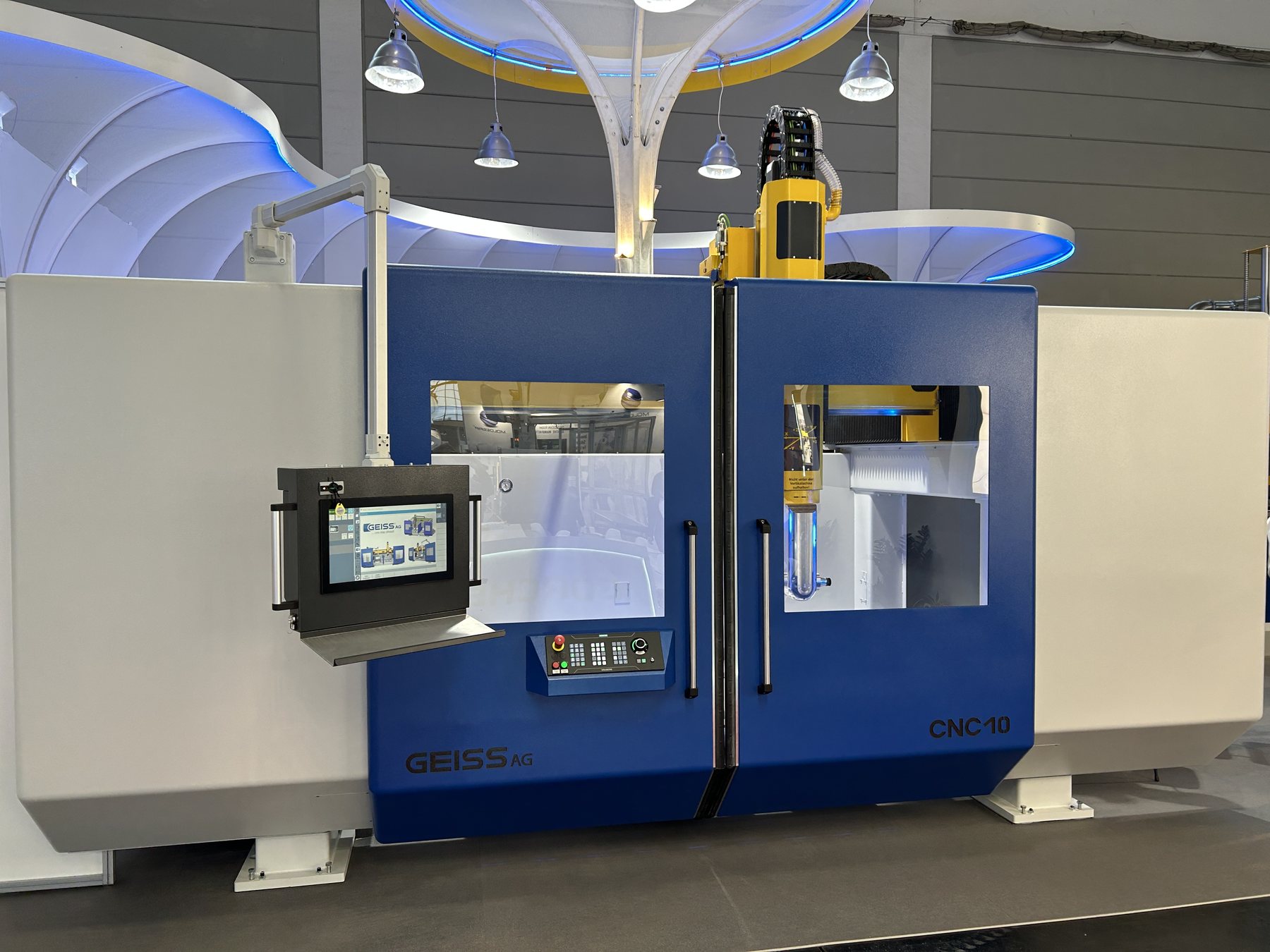 CNC10 Fräsmaschine — Komplettansicht mit eingehauster Arbeitskammer